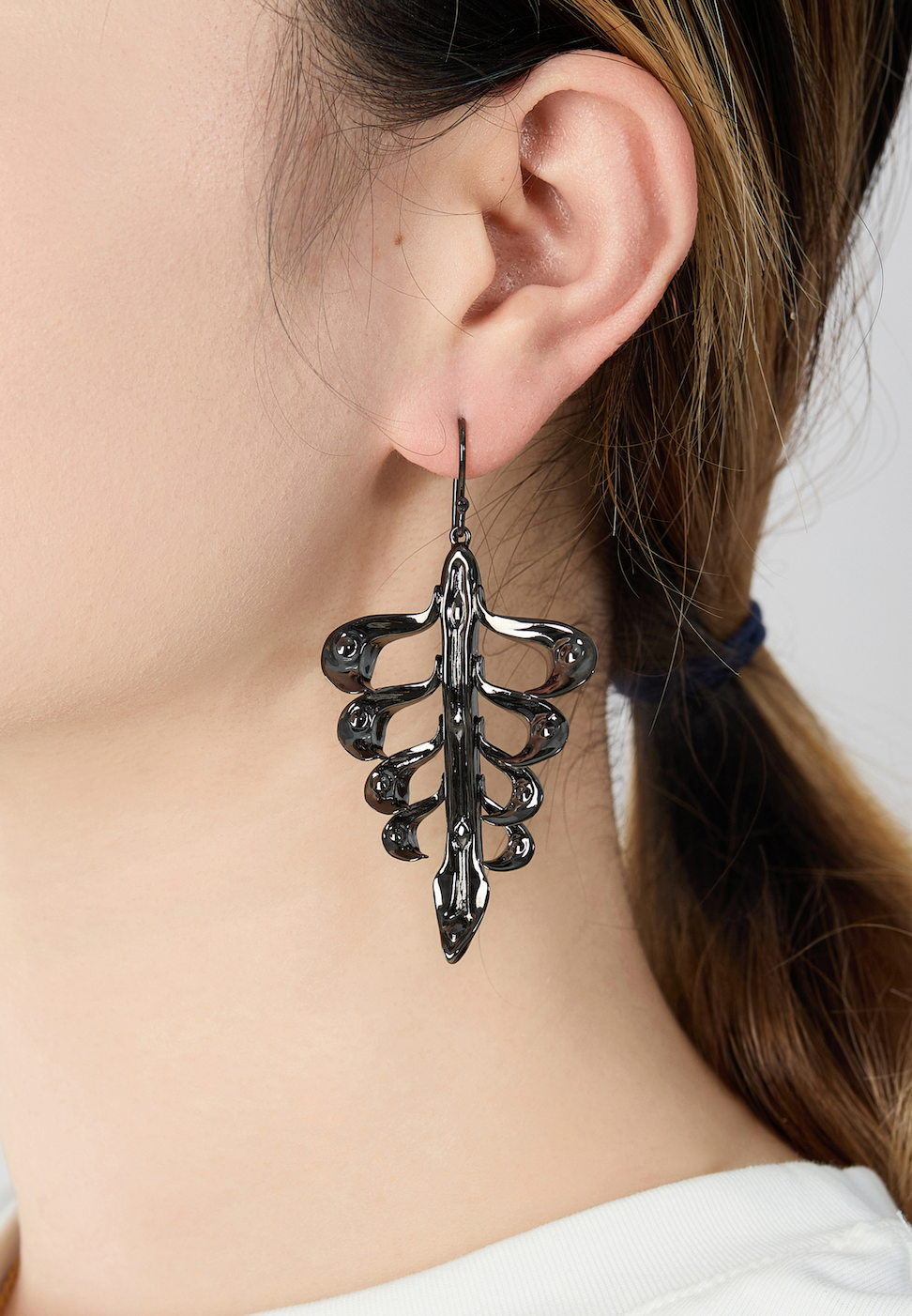 AXIS MUNDI EARRING (Black)